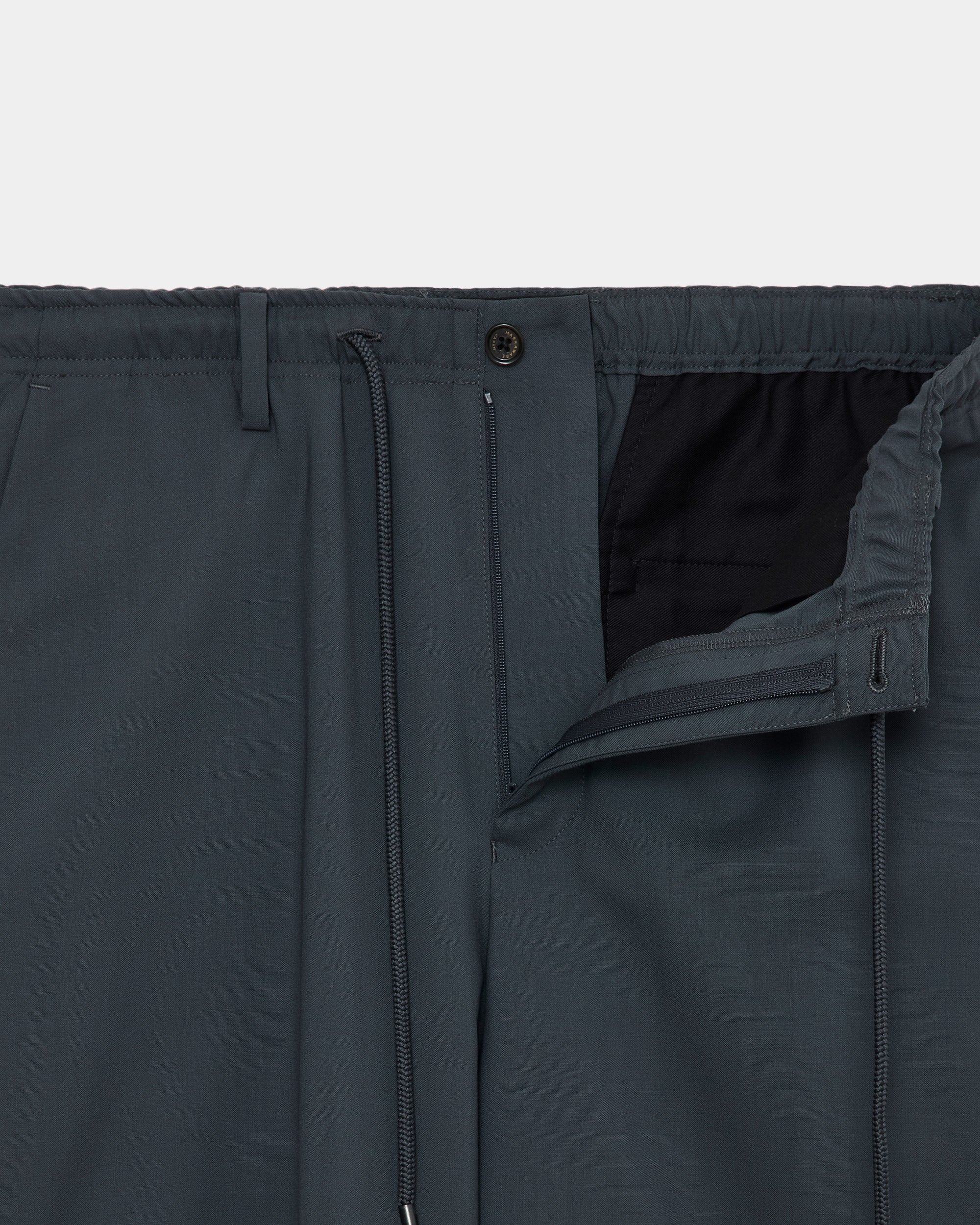 【PARKING別注】 オーガニックウール2/80トロピカル / フラットフロントワイドイージートラウザーズ, Charcoal